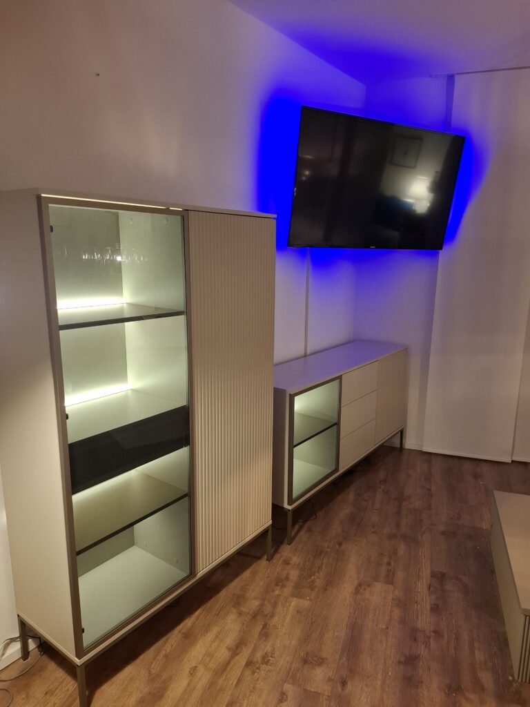 Möbelmontage Wohnzimmer mit einem 3 türigem Highboard und einer Glastür