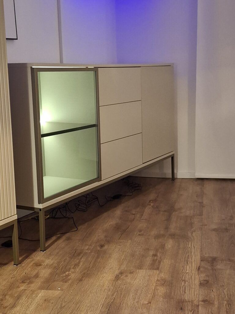 Möbelmontage Wohnzimmer mit einer Vitrinenkommode