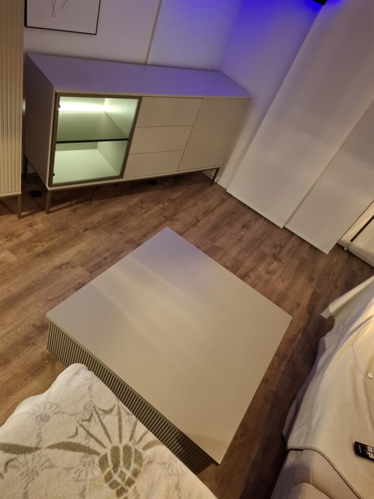 Möbelmontage Wohnzimer mit einem Wohnzimmertisch