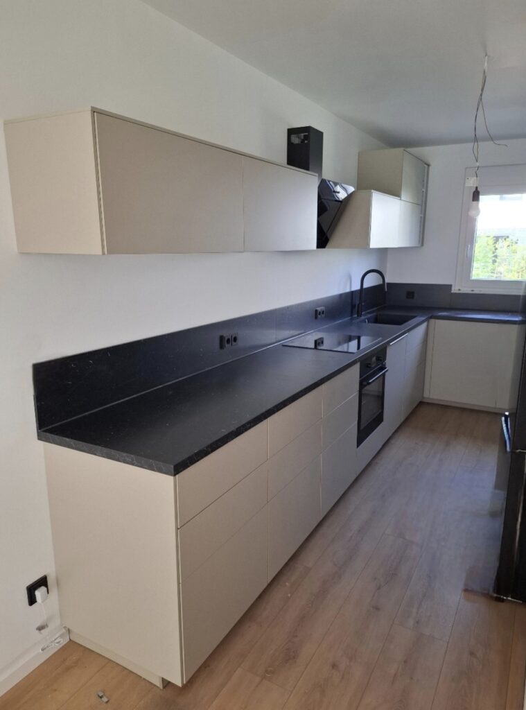 Küchenmontage einer Walnussfarbenen Küche