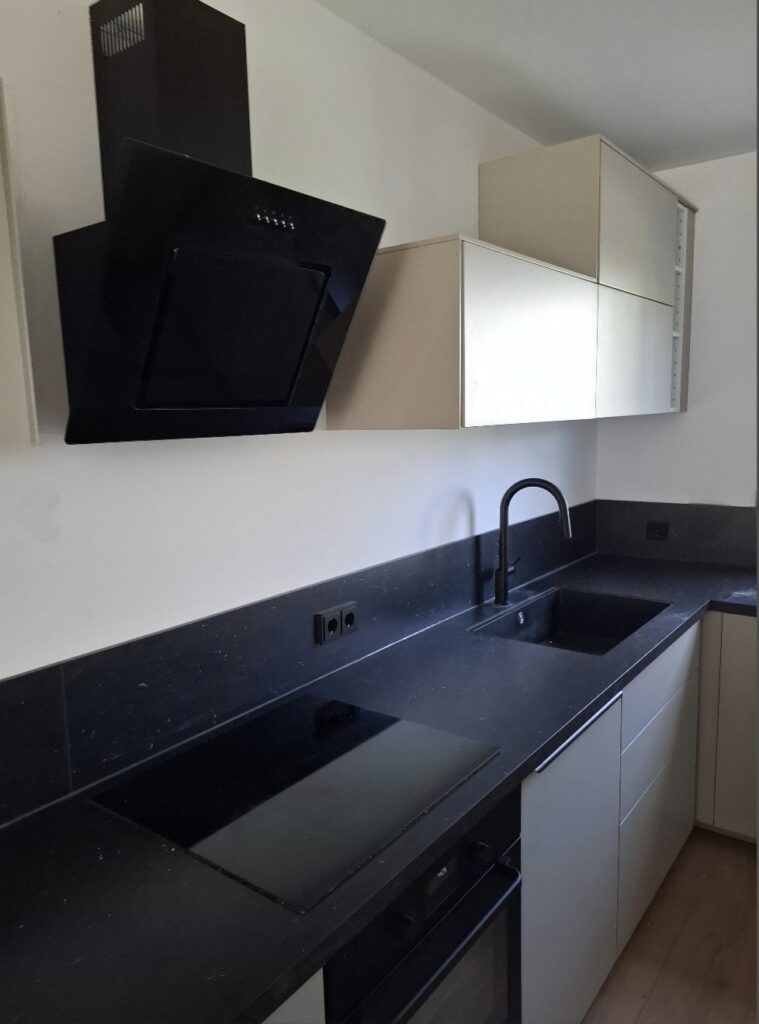 Küchenmontage mit Wallnussfarbener Küche und einer schwarzen Dunstabzugshaube