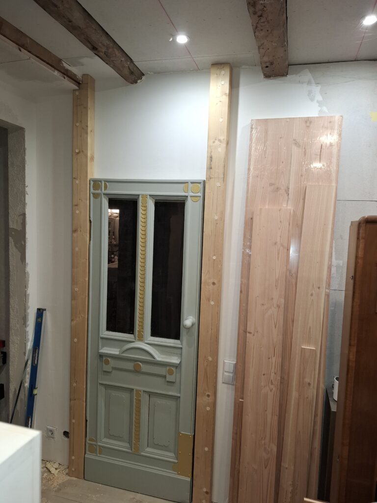 Einsetzen der vorhandenen Antiken Zimmertüren in die neuen Türzargen
