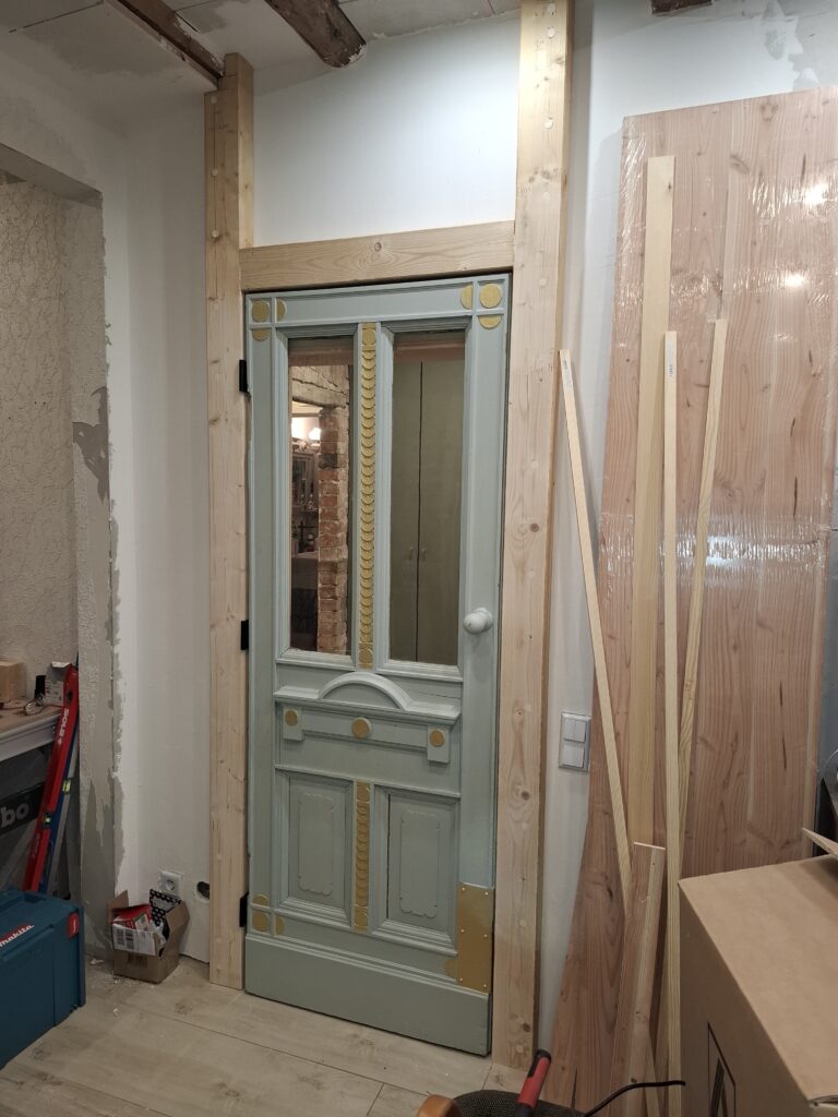 Einsetzen der vorhandenen Antiken Zimmertüren in die neuen Türzargen