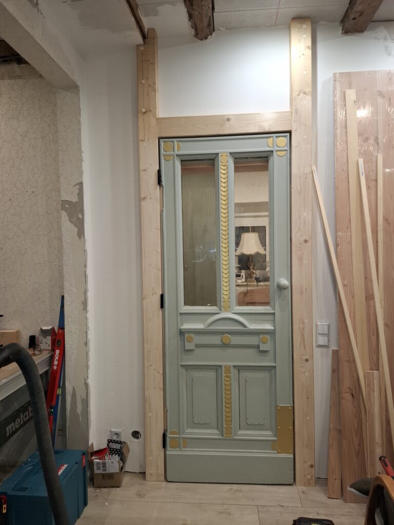 Einsetzen der vorhandenen Antiken Zimmertüren in die neuen Türzargen