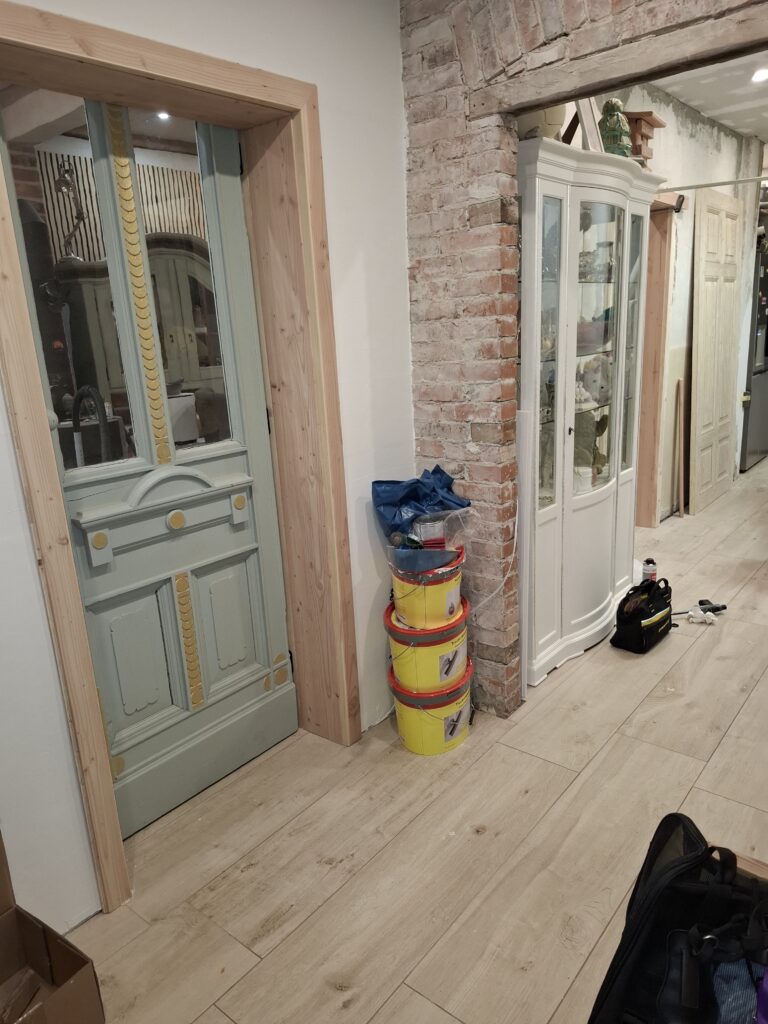 Einsetzen der vorhandenen Antiken Zimmertüren in die neuen Türzargen