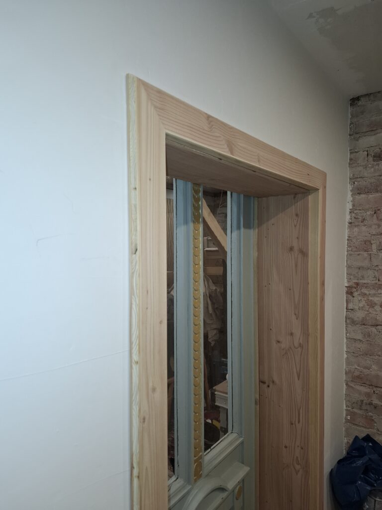 Einsetzen der vorhandenen Antiken Zimmertüren in die neuen Türzargen