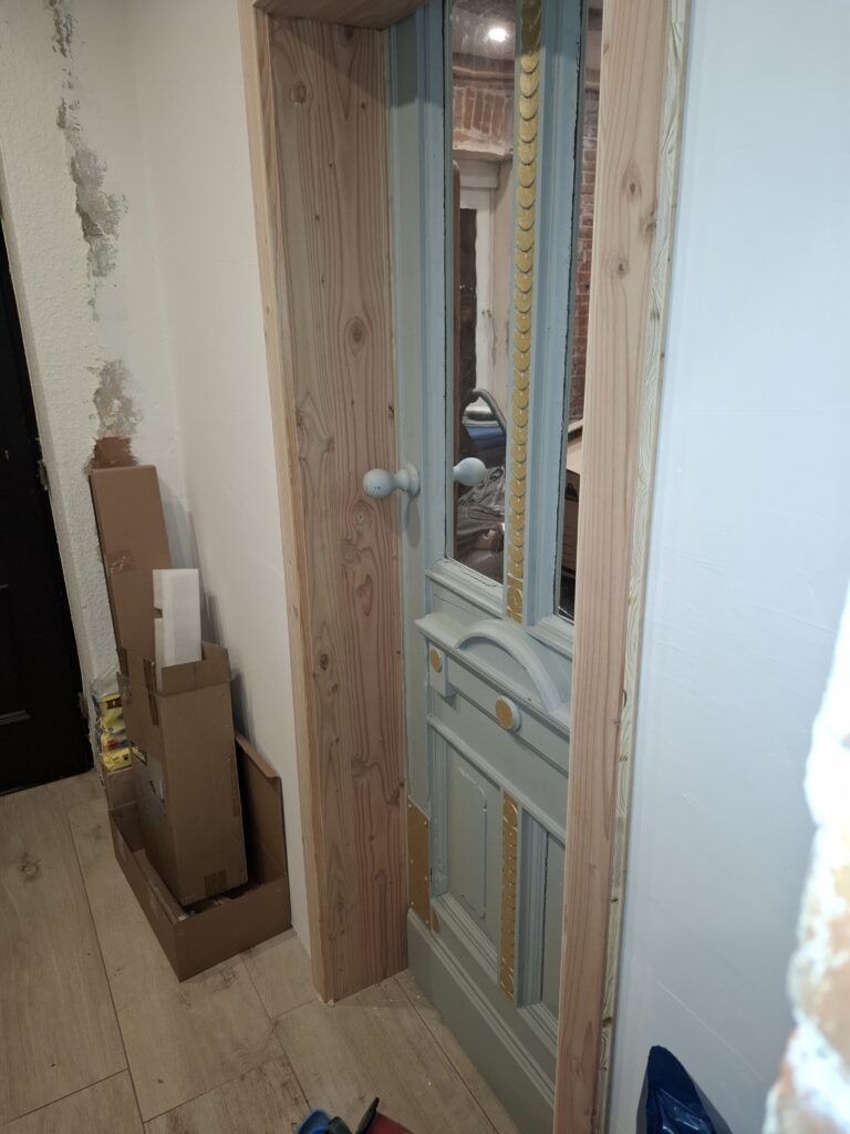 Einsetzen der vorhandenen Antiken Zimmertüren in die neuen Türzargen