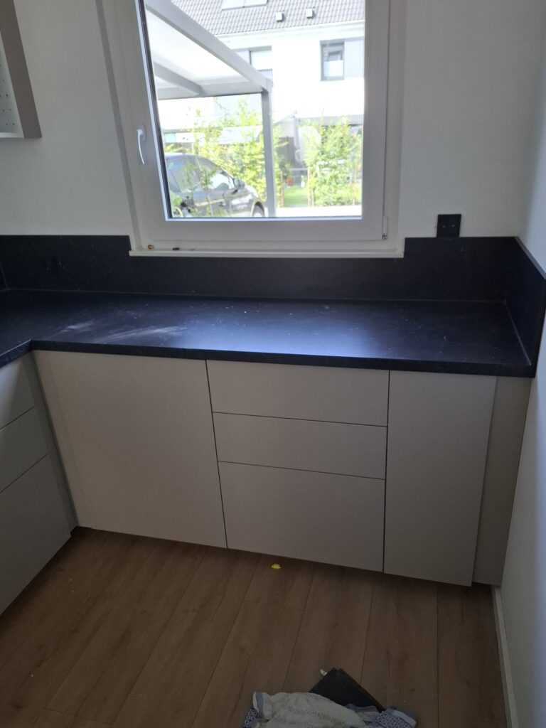 Küchenmontage einer Küche in L-Form mit Schubkasten Unterschränken