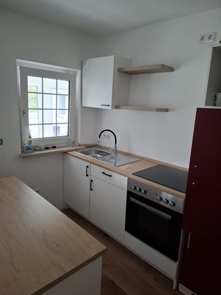 IKEA Method Küche mit einem Hängechrank und zwei Regalen